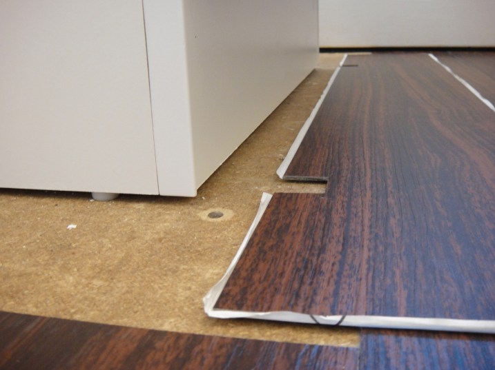 Cutting vinyl flooring
