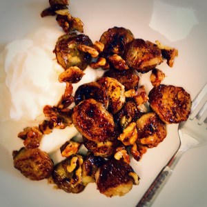 bananas, walnuts and greek yogurt breakfast